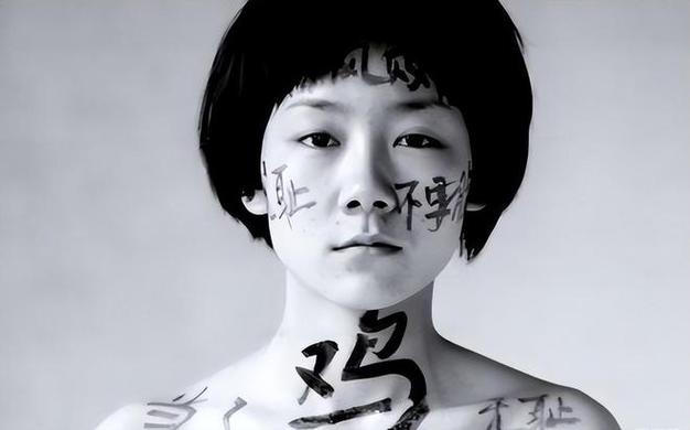 农民工裸模在裸模领域备受争议,他用自己的身体展现了农民工的艰辛与坚韧