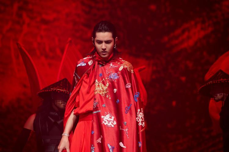 大碗宽面——中国有嘻哈冠军吴亦凡的说唱歌曲,以其独特的风格和节奏感,在年轻人中广泛传播